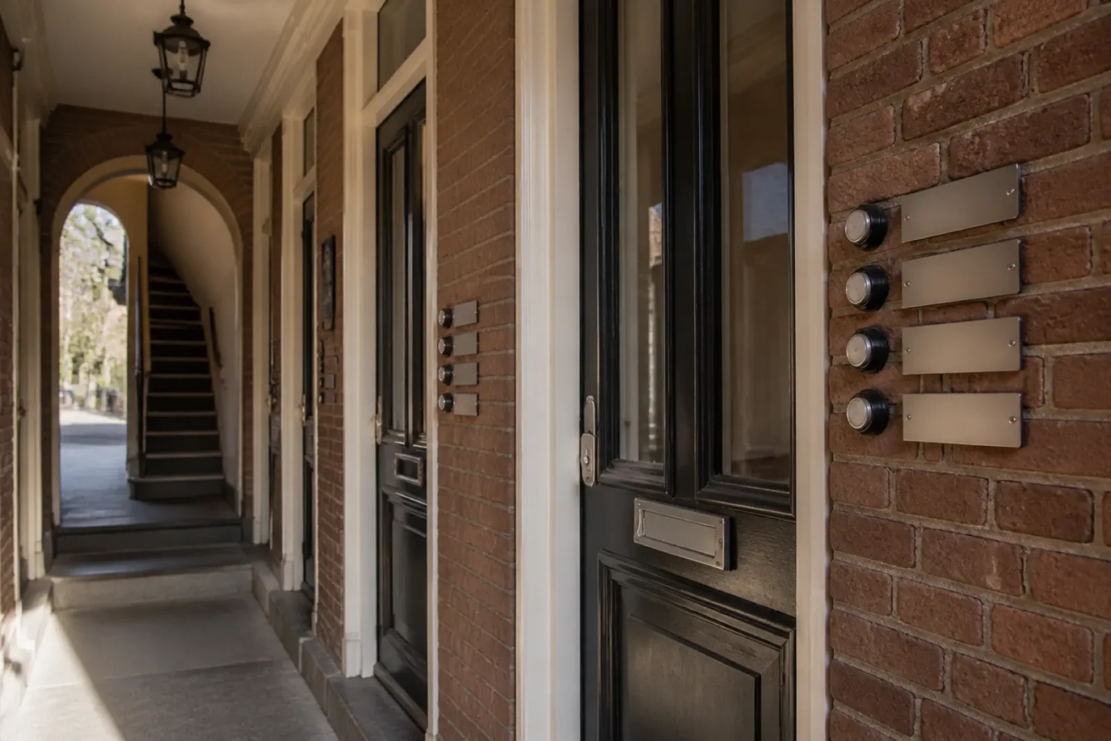 Portiek met meerdere voordeuren na het splitsen van een woning